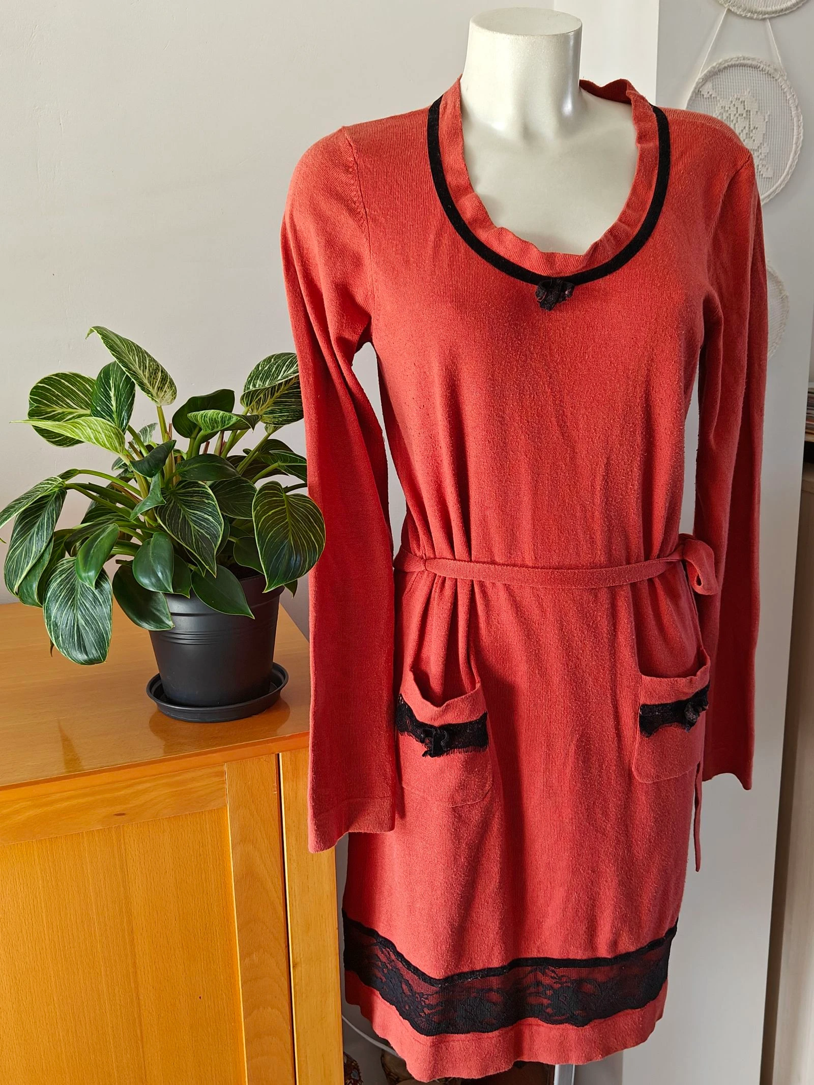 Prachtige Vero Moda jurk met kant en ceintuur